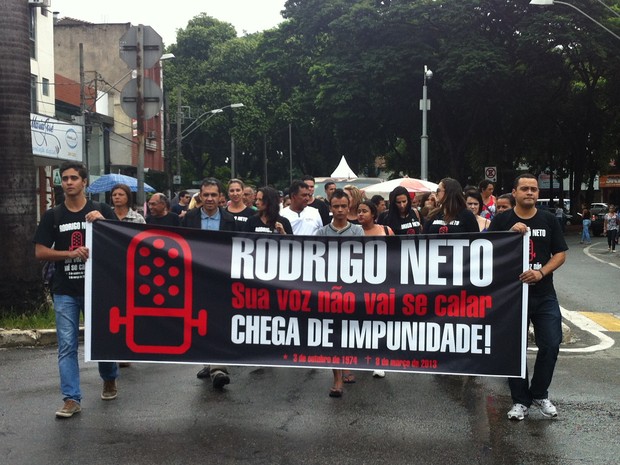 Uma faixa foi feita pelos membros do Comitê Rodrigo Neto para homenagear o repórter. (Foto: Patrícia Belo / G1)
