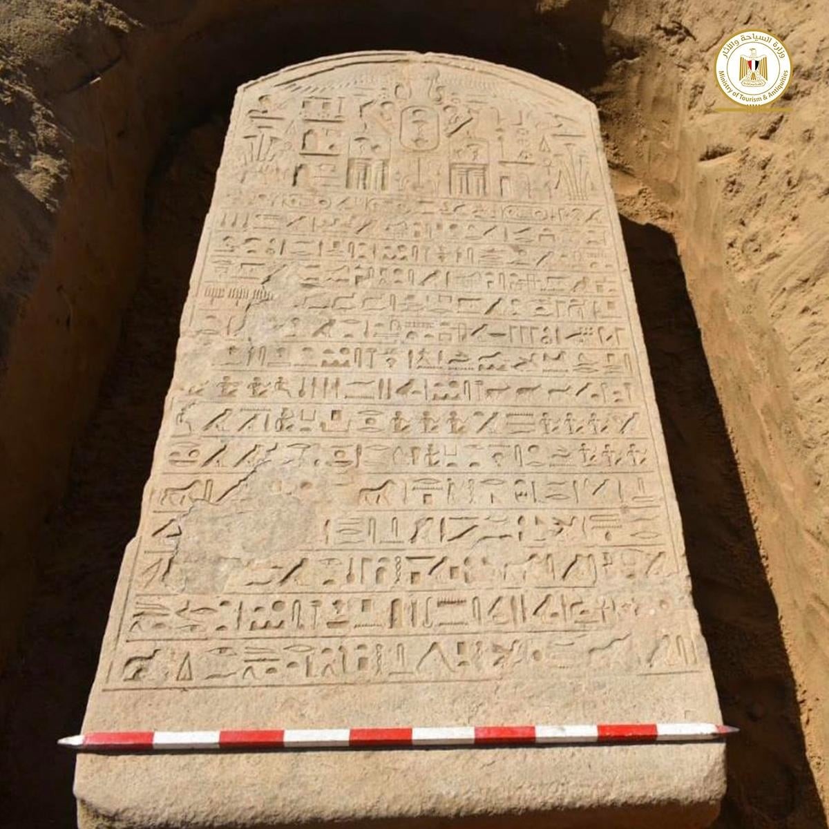 Placa de pedra de 2,6 mil anos, encontrada por fazendeiro que preparava sua terra para cultivo (Foto: Reprodução/Ministério do Turismo e Antiguidades do Egito/Facebook)