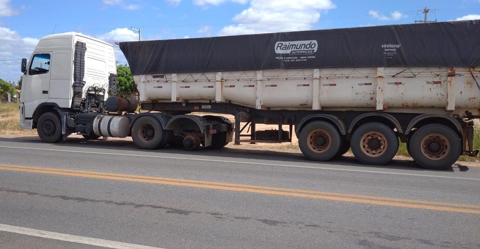 Pneus de soltaram de carreta e atingiram motociclista no Oeste potiguar; homem morreu — Foto: Hugo Andrade/Inter TV Costa Branca