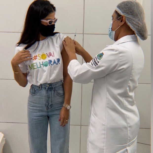 Xand Avião e Isabele Temóteo se vacinam contra a Covid-19 (Foto: Reprodução/Instagram)