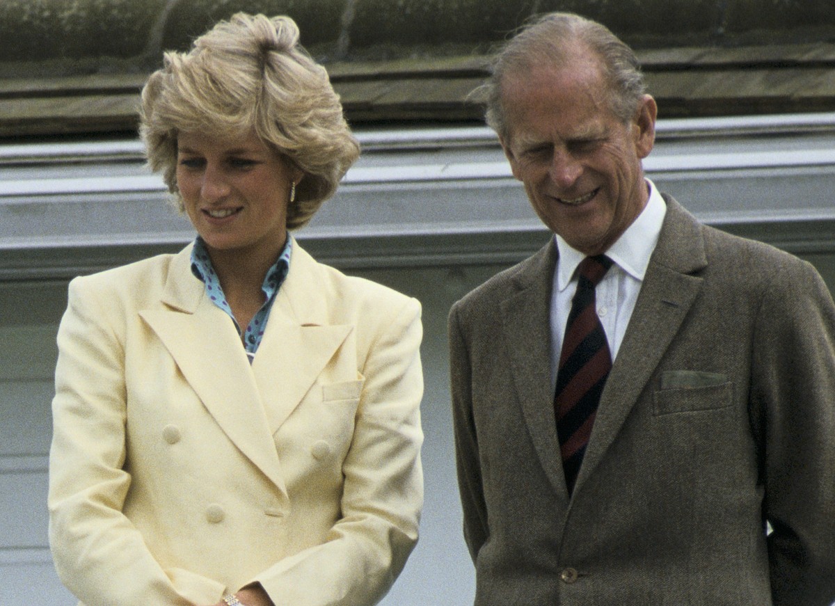 Autora diz que Príncipe Philip ajudou Lady Diana a se adaptar à realeza