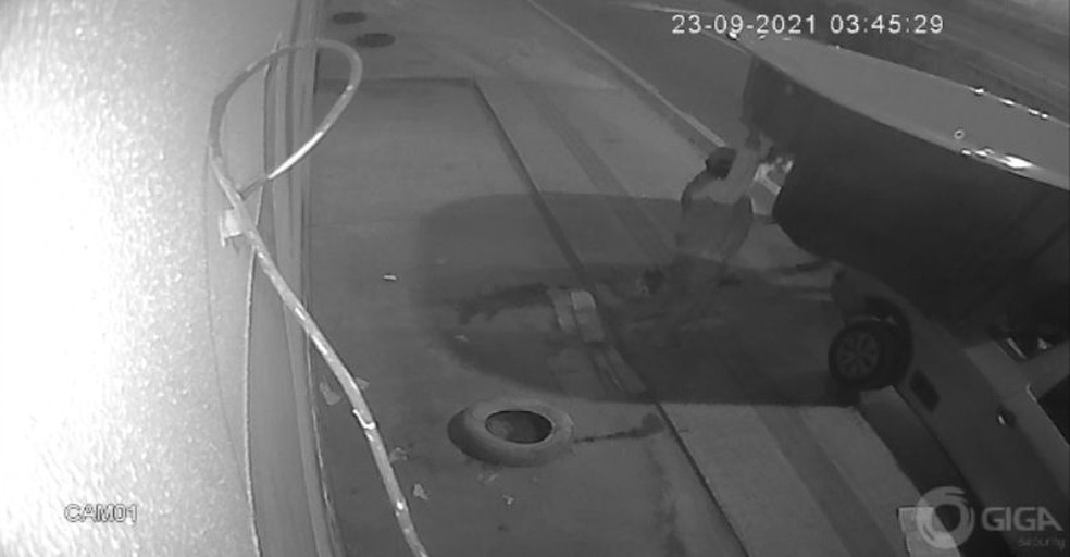 Criminosos furtam piscina de quatro metros de comprimento de loja na Grande Natal — Foto: Reprodução