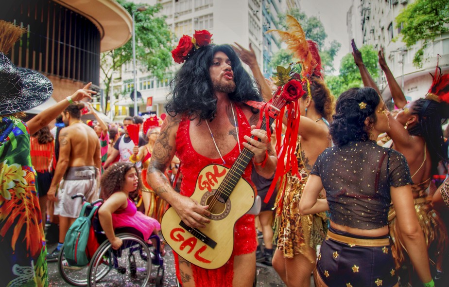 No alto,Folião vestido de Gal Costa no desfile do bloco Cordão do Boitatá, no Centro do Rio