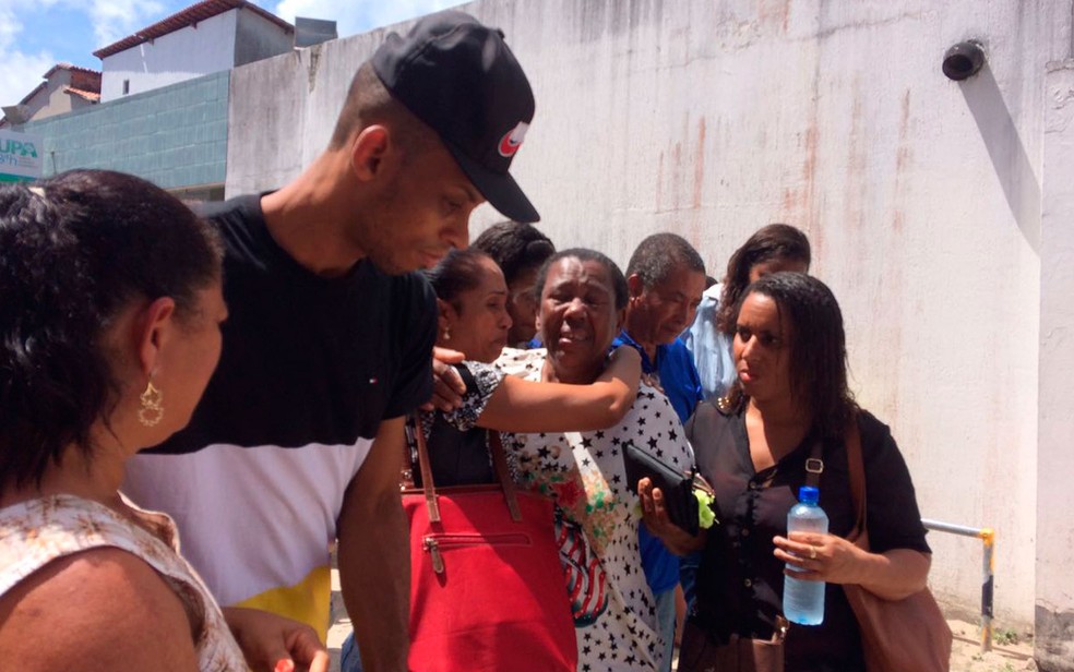 Moradores aguardam informaÃ§Ãµes sobre desaparecidos na UPA de Vera Cruz (Foto: Julina Almirante / G1)