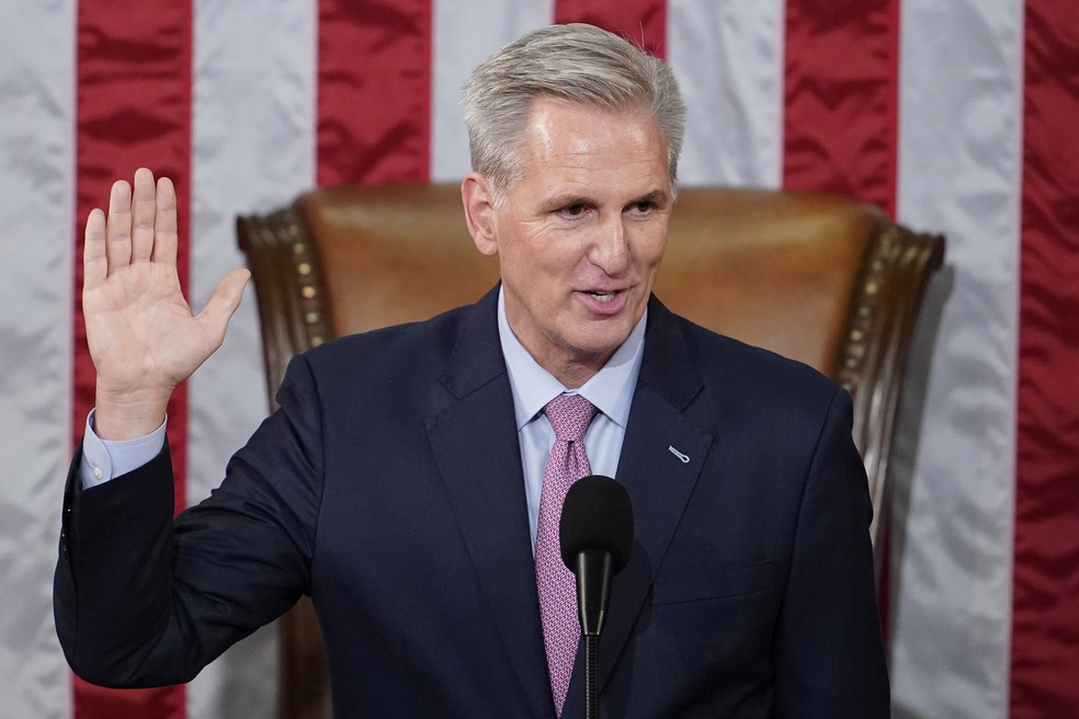 Kevin McCarthy durante processo de posse como presidente da Câmara dos EUA — Foto: Andrew Harnik/AP