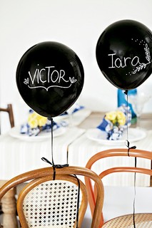 Balões pretos com caneta branca: jeito surpreendente de marcar o lugar dos convidados