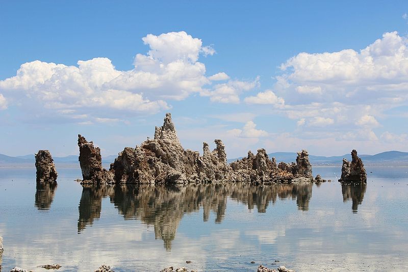 Vida na Terra teria surgido em lagos com fósforo e cálcio abundantes. Acima o Lago Mono, na Califórnia (EUA) (Foto: Wikimedia commons)
