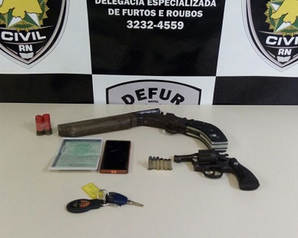 Armas apreendidas com suspeitos na Zona Oeste de Natal (Foto: PolÃ­cia Civil/DivulgaÃ§Ã£o)