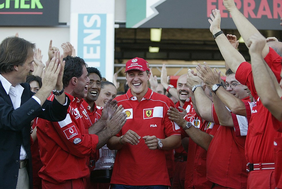 Ferrari celebra pentacampeonato de Michael Schumacher, no GP da França de 2002 — Foto: Clive Mason/Getty Images