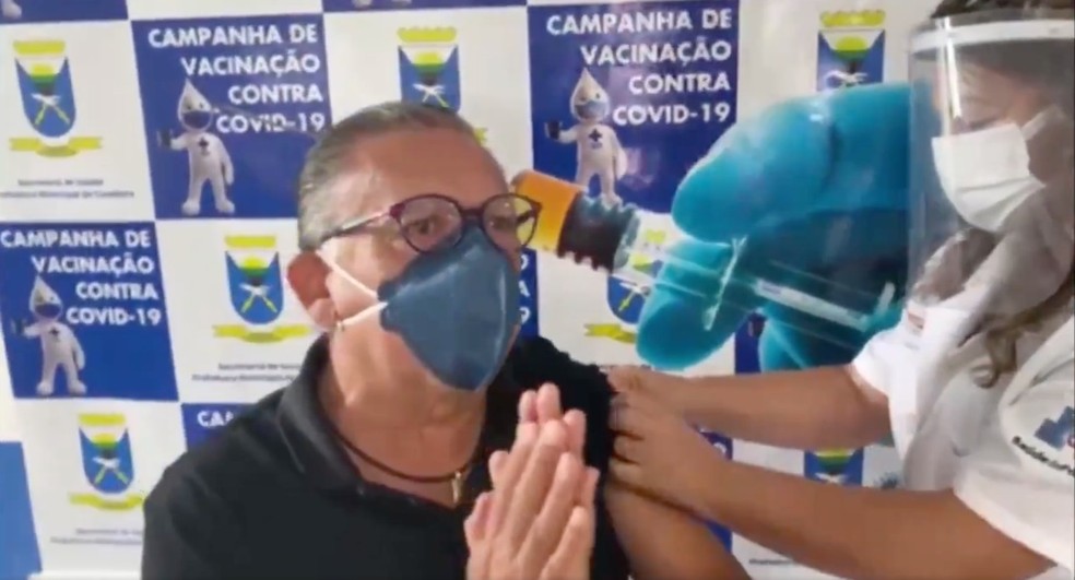 Galvão Bueno é vacinado em Candiota, no RS. — Foto: Reprodução