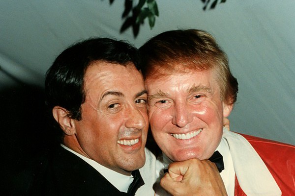 Sylvester Stallone e Donald Trump brincando em um evento de caridade em 1997 (Foto: Getty Images)