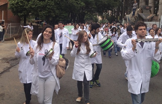 Paralisação teve adesão de 4 mil médicos em Goiás - passeata (Foto: Gabriela Lima/G1)