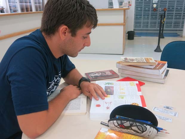 José Paulo de Assis Andrade estudando no cursinho pré-vestibular (Foto: Mariane Rossi/G1)