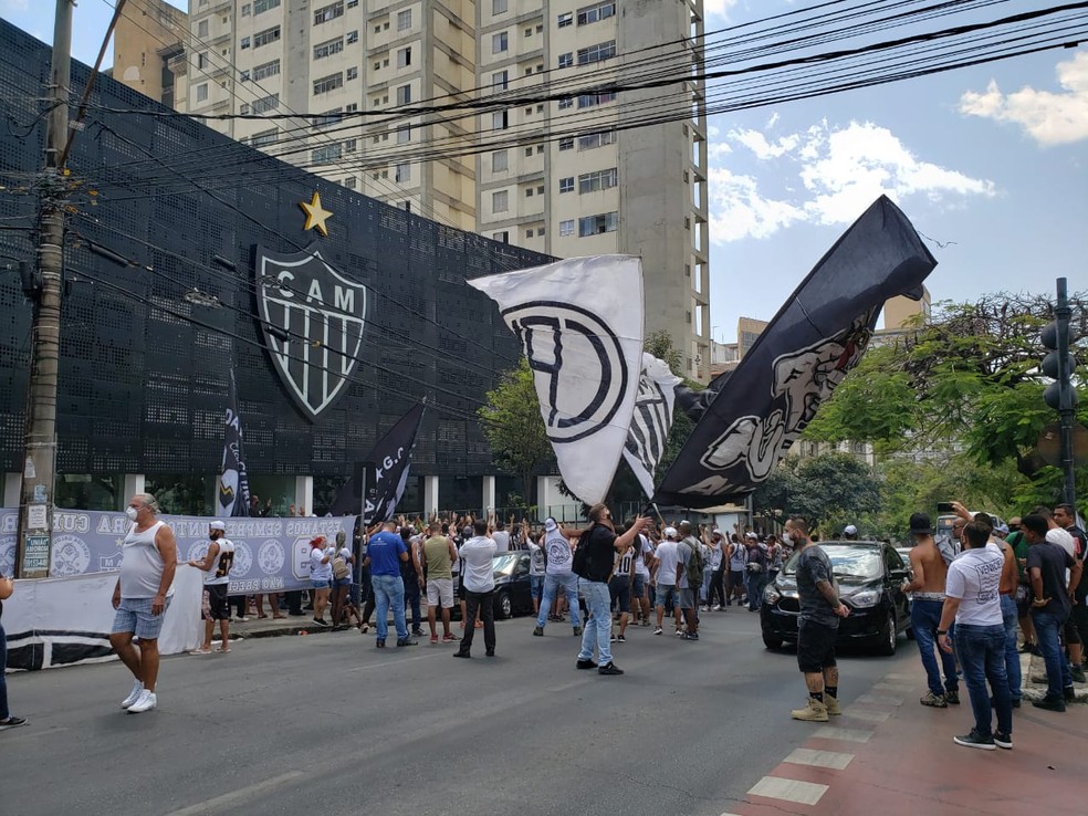 Organizadas do Atlético-MG protestaram em frente à sede do clube — Foto: Frederico Ribeiro