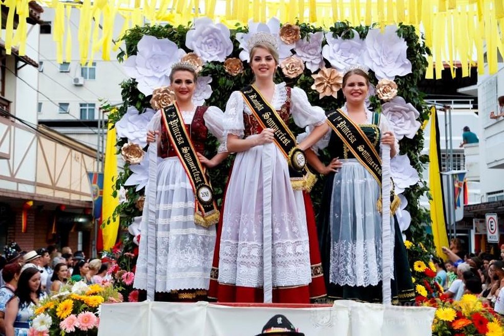 Concurso Rainha e Princesas acontece no palco principal — Foto: Divulgação/Prefeitura de Domingos Martins