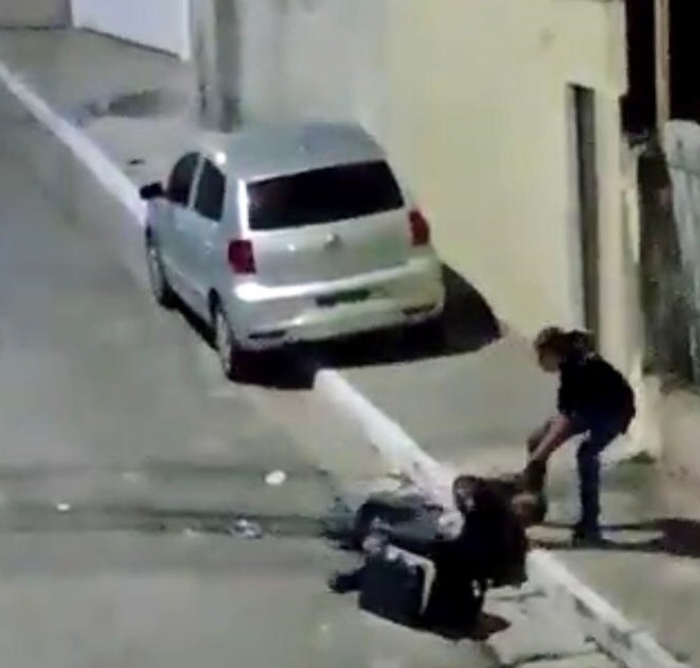 PM arrasta motoboy suspeito de roubo até a calçada em SP — Foto: Reprodução/Redes sociais