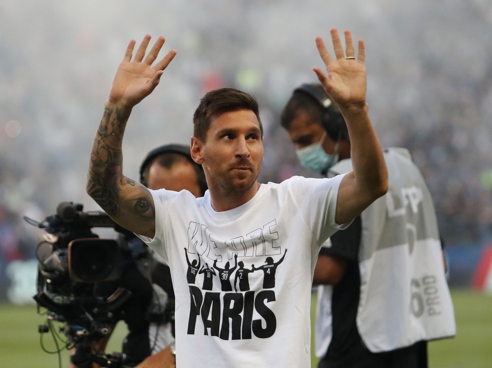 Messi é apresentado à torcida no gramado do Parque dos Principes antes de PSG x Strasbourg — Foto: REUTERS