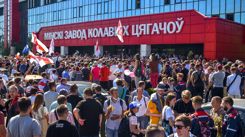 Opositores se reúnem em frente à fábrica MZKT, em Minsk, na Belarus, nesta segunda-feira (17)  — Foto: Sergei Gapon / AFP