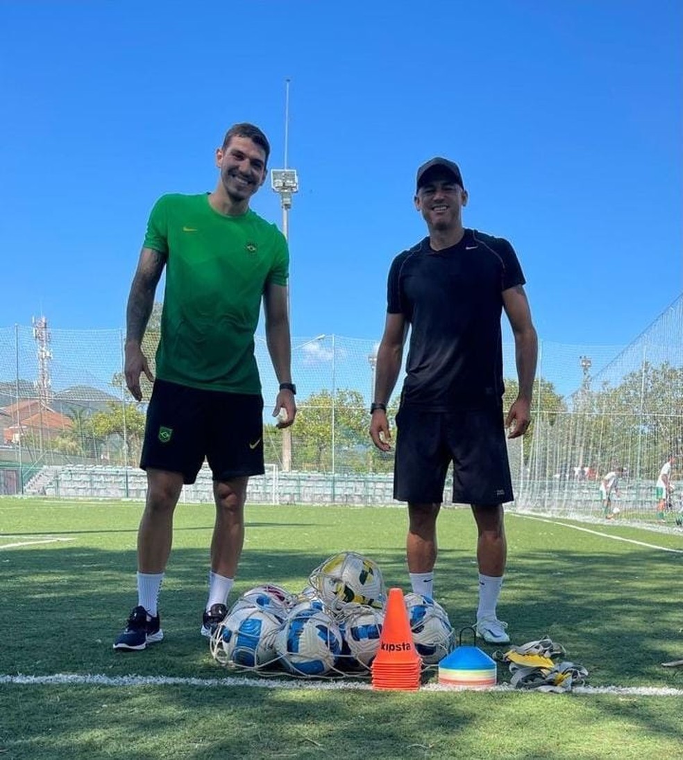 Nino treina com preparador Chico durante as férias  — Foto: Reprodução