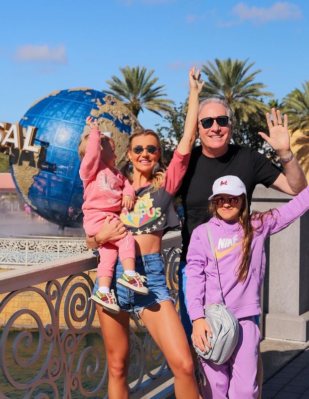 Ana Paula Siebert, Vicky, Roberto e Rafinha Justus em parque de diversão americano (Foto: Reprodução/Instagram)