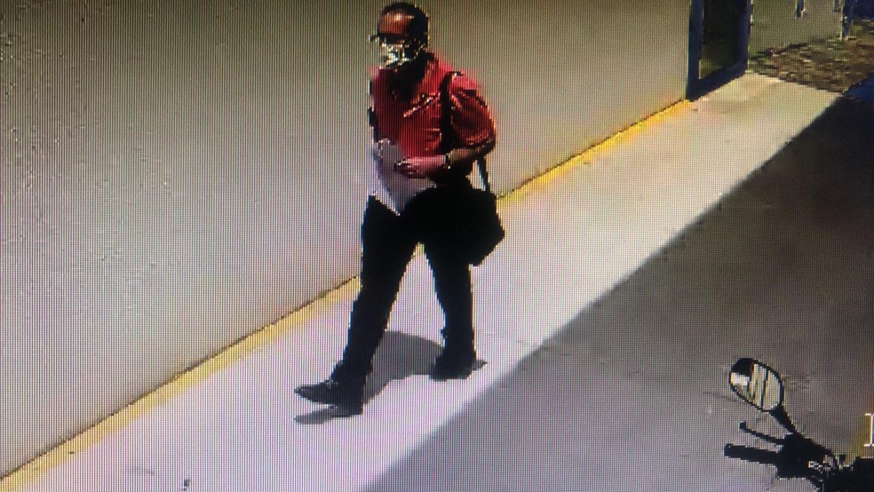 Médico nutrólogo Abib Maldaun Neto, acusado por ex-pacientes de abusos sexuais, foi flagrado indo ao banco  — Foto: Divulgação