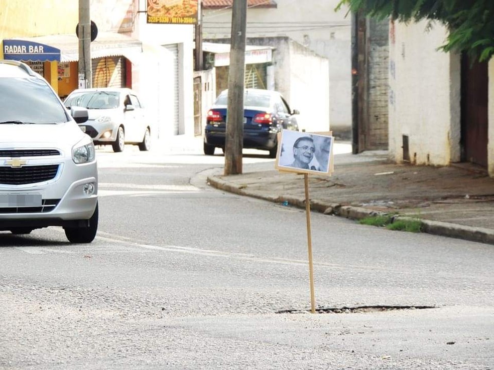 Placas com fotos do prefeito foram espalhadas pela zona norte â Foto: Arquivo pessoal
