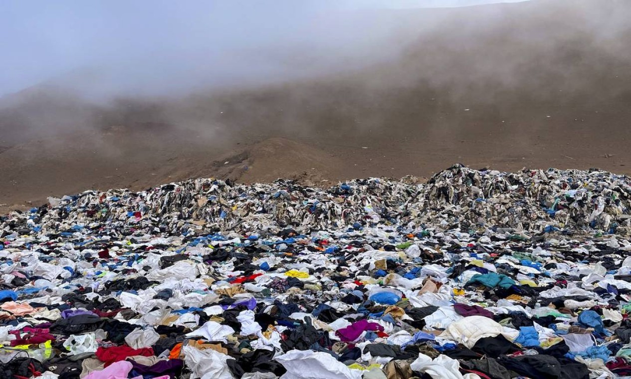 Vista das roupas usadas expostas no deserto do Atacama, no Chile  — Foto: Martini Bernetti / AFP