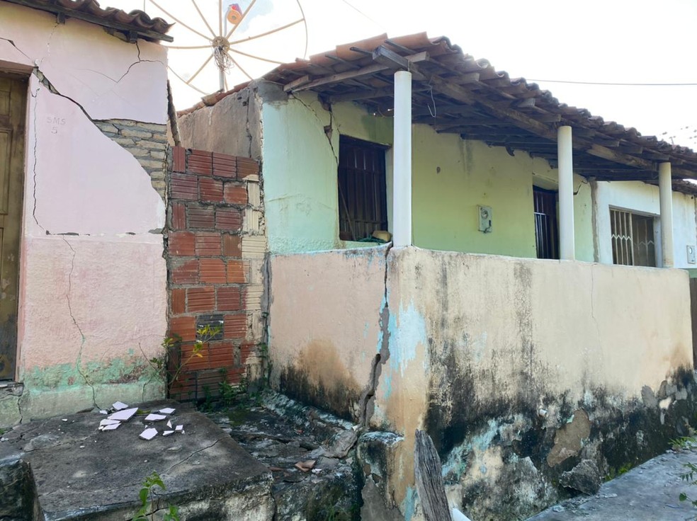 Casas tiveram que ser esvaziadas após o surgimento de rachaduras, em Missão Velha — Foto: Edson Fretas/SVM