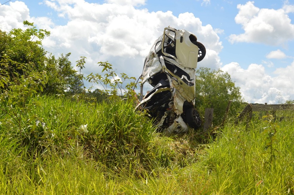 Carro ficou destruído após o acidente na SP-241 entre Paraguaçu Paulista e Lutécia — Foto: Manoel Moreno / I7 Notícias 
