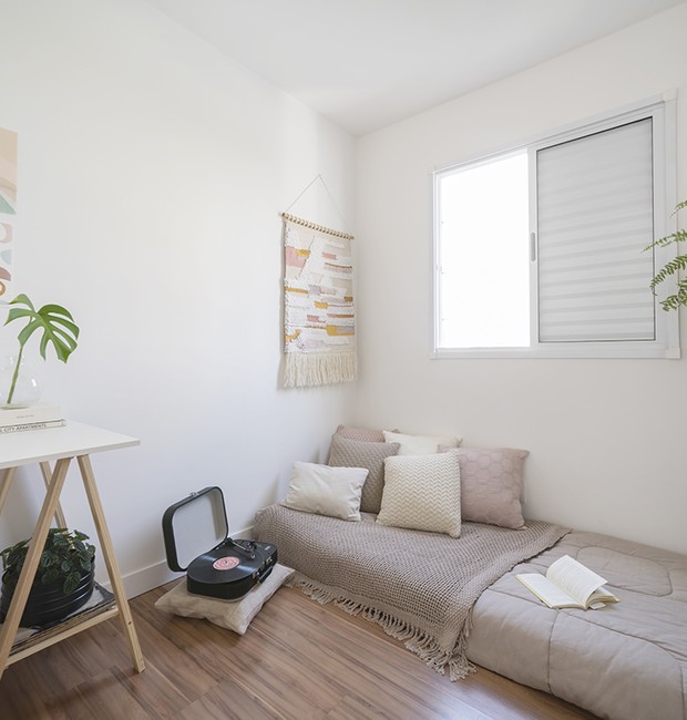 ESCRITÓRIO | O ambiente para fazer home office conta com futon para receber hóspedes. Almofadas da Tricodecor. Tapeçaria da Casa Mind (Foto: Cris Farhat/Divulgação)