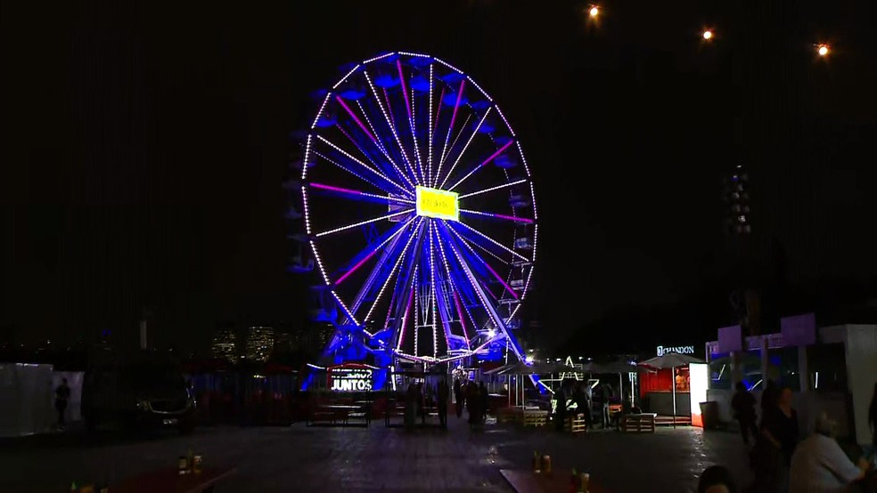 Roda gigante e outras atrações foram montadas no Jockey Club para a Oktoberfest — Foto: TV Globo/Reprodução