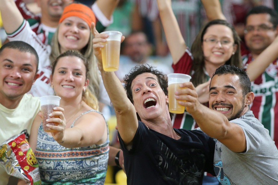 Torcedores bebendo cerveja no Maracanã