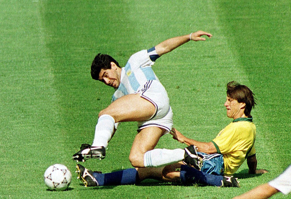Dunga faz falta em Maradona no jogo em que a Argentina eliminou o Brasil da Copa de 90, partida realizada no Stadio Delle Alpi, Turim — Foto: Fábio M. Salles/Estadão Conteúdo/Arquivo