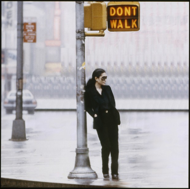 Yoko Ono, still do vídeo Walking On Thin Ice (Andando sobre gelo fino), colagem de Yoko Ono, 1981 (Foto:  ©Yoko Ono)