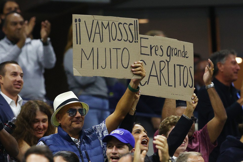 Fãs de Alcaraz com cartazes de apoio ao espanhol — Foto: Elsa/Getty Images