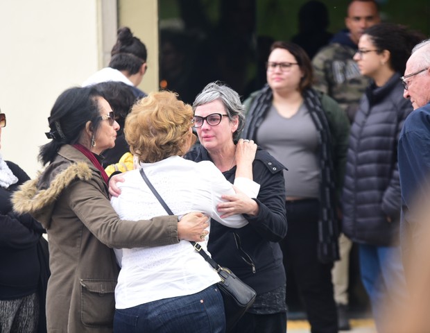 Mãe e irmã de Fernanda Young choram muito durante abraço (Foto: Leo Franco/AgNews)