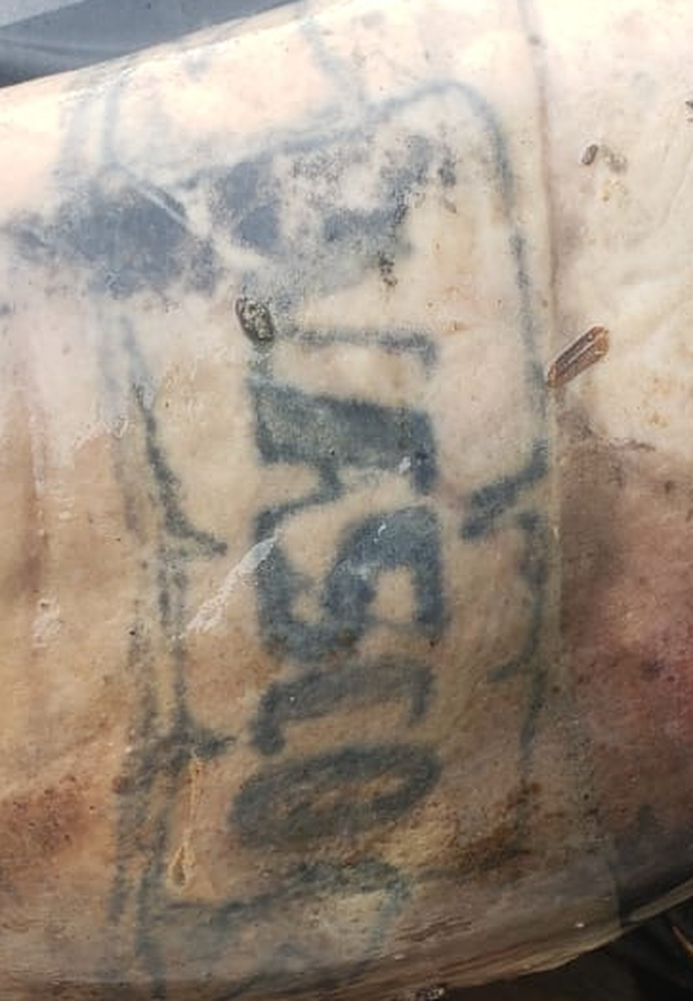Polícia pede ajuda para identificar corpo através de tatuagem do time Vasco — Foto: Polícia Civil/Reprodução