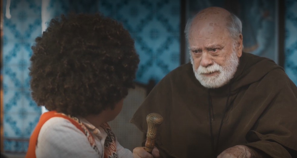 Em Amor Perfeito, Marcelino (Levi Asaf) conclui que a mãe não o quis e se revolta com os padres — Foto: TV Globo