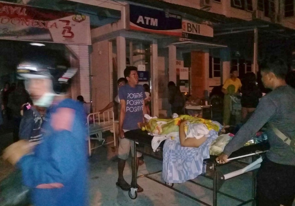 Paciente é retirado de hospital após um terremoto em Poso, no centro da ilha de Sulawesi, na Indonésia, nesta sexta-feira (28)  — Foto: Yoanes Litha/ AP