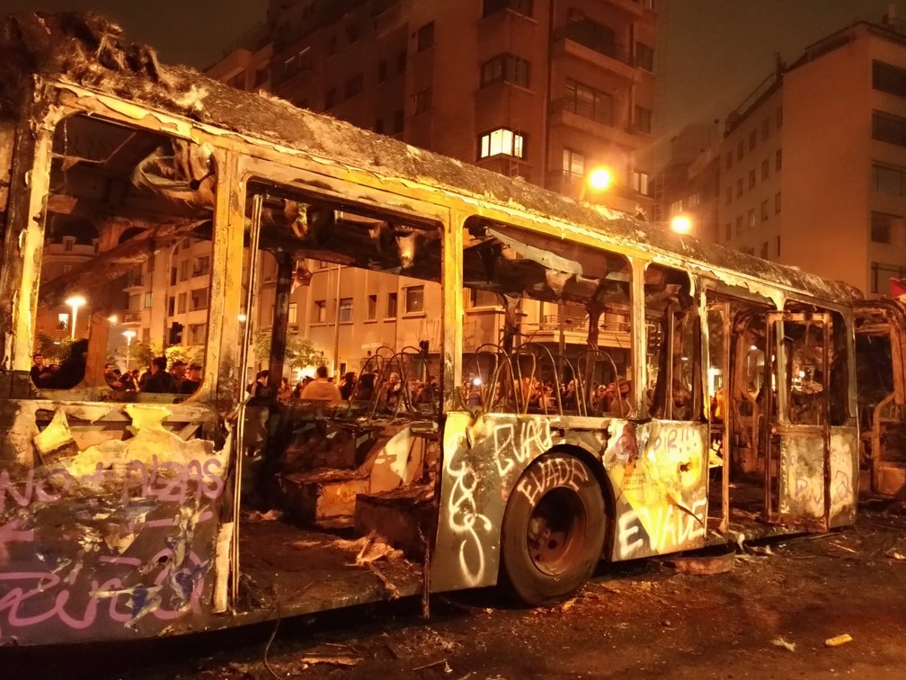 Ônibus queimado nna Rua Monjitas, bairro Bellas Artes em Santiago do Chile — Foto: Adriane Schultz/G1