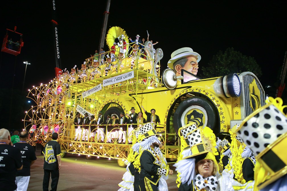 Carro da SÃ£o Clemente remete Ã  nostalgia dos carnavais antigos â€” Foto: Rodrigo Gorosito/G1