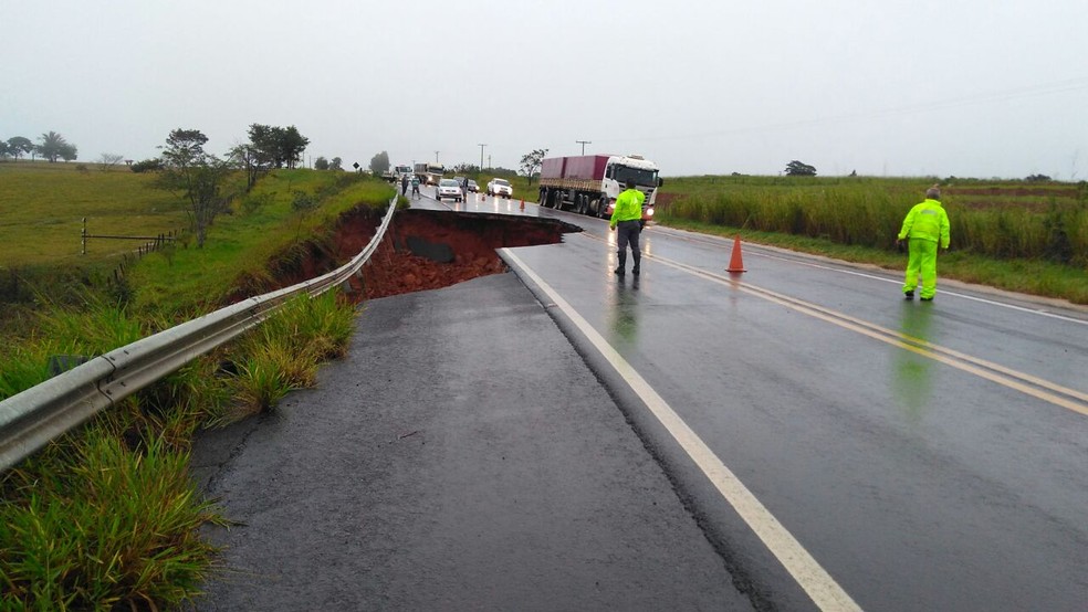 Chuva intensa deste domingo fez com que o asfalto cedesse em Echaporã (Foto: Eduardo Meira / Divulgação )
