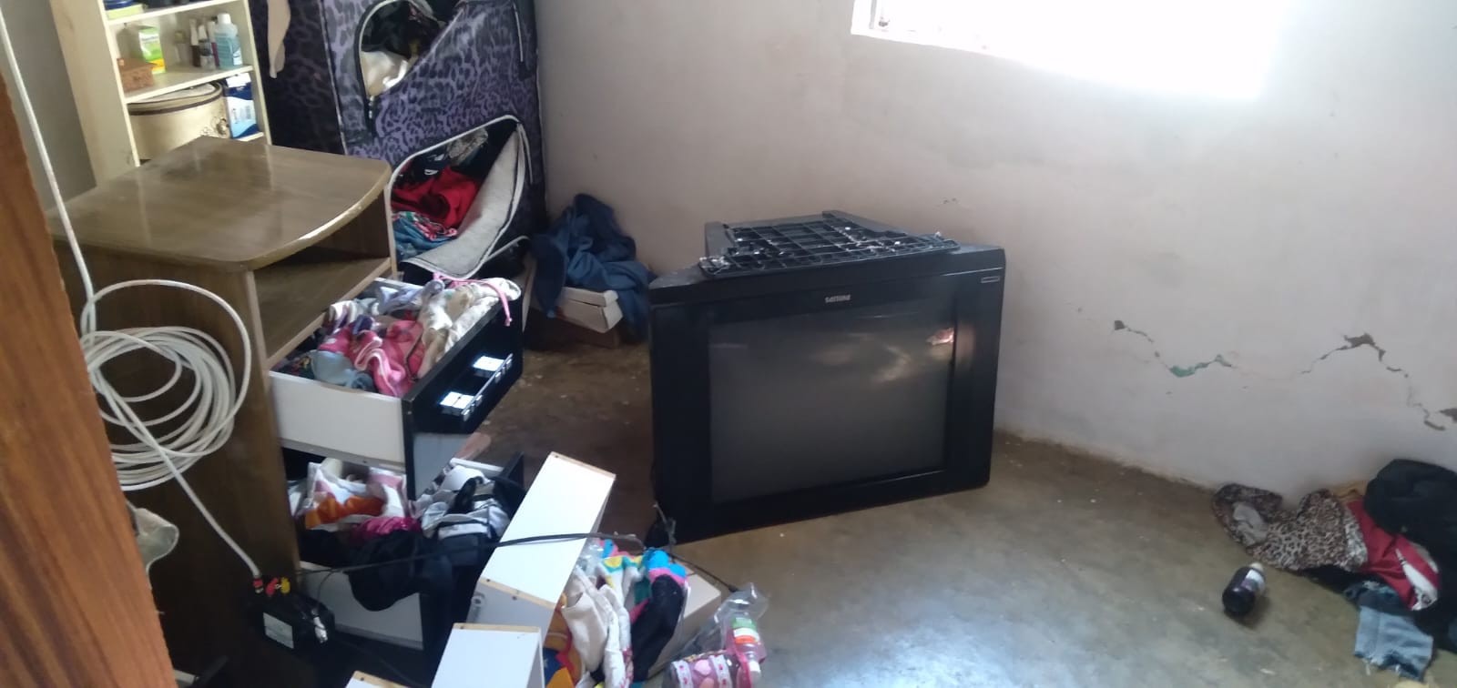 Criança de 4 anos morre após TV de tubo cair em cima dela em Jacinto