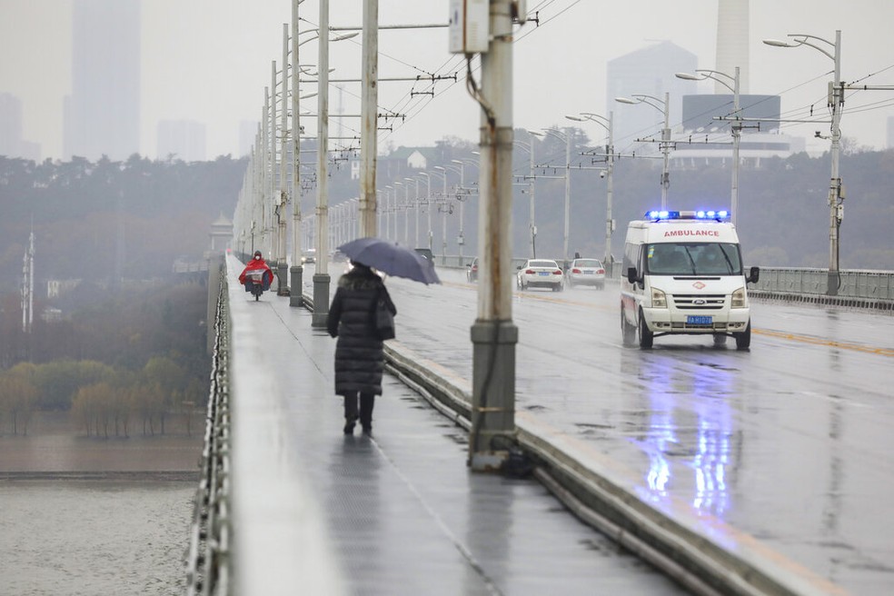 Ambulância cruza uma ponte em Wuhan, na província de Hubei no sábado (25); a cidade está isolada após surto de coronavírus — Foto: Chinatopix/AP