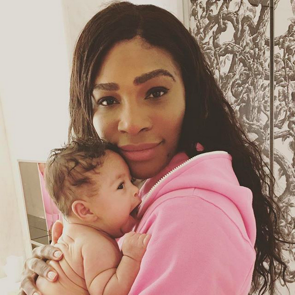 A tenista Serena Williams com a filha no colo (Foto: Instagram)