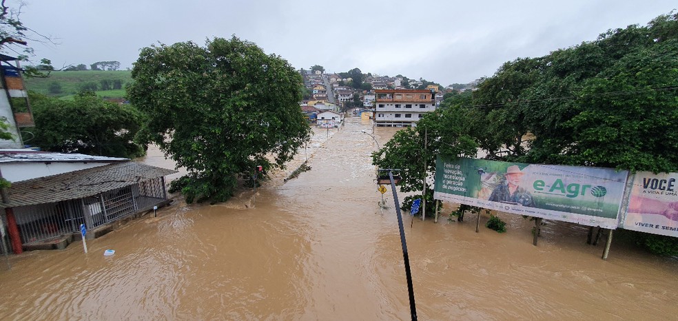 Ponte de Medeiros Neto fica submersa após temporal — Foto: Allan Patrick/Medeirosneto.com