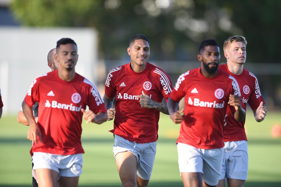 Rodrigo Lindoso, Guerrero, Rodinei e Bruno Fuchs em treino pelo Inter — Foto: Ricardo Duarte / Internacional