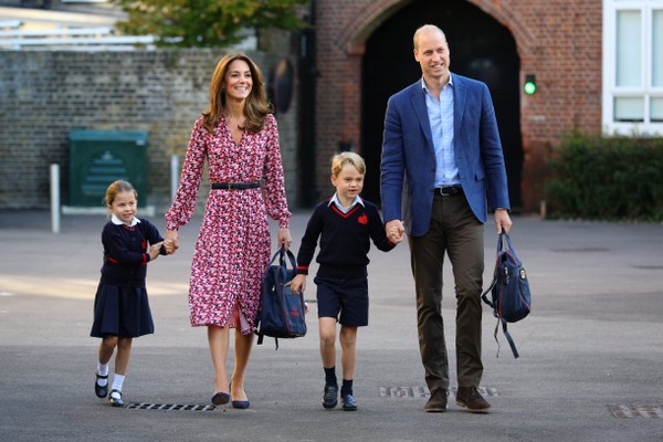 Princesa Charlotte, Kate Middleton, Príncipe George e Príncipe William chegando à Thomas's Battersea (Foto: Getty Images)