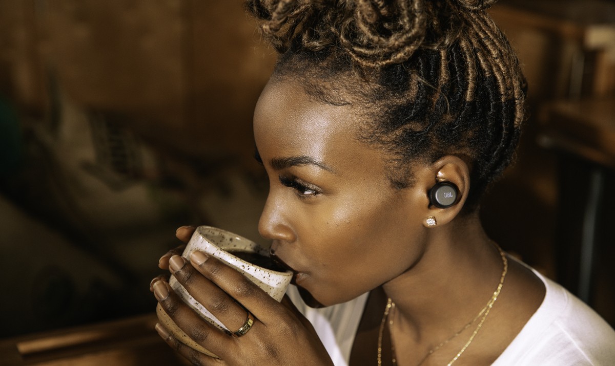 JBL lança novos fones com som profissional e até 50 horas de música