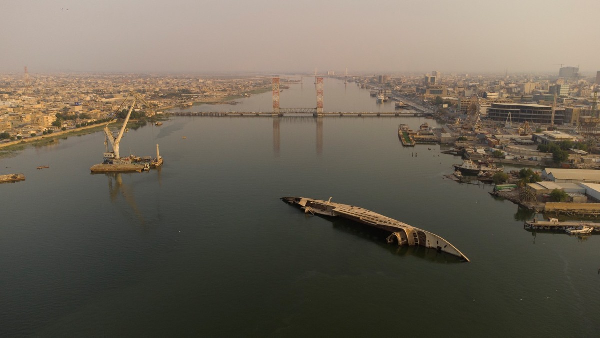 Los restos del yate de Saddam Hussein atraen turistas en Irak |  mundo